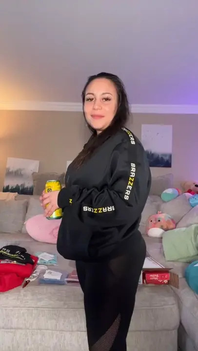 Carmela Clutch Goes Solo Live On Stream