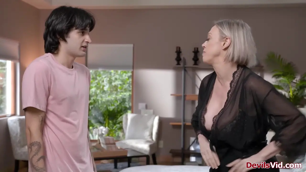 Dee Williams Screws Her Peeping Stepson