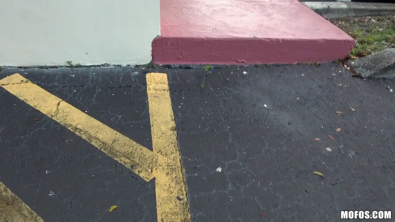 Autumn Falls Gets Penetrated In A Back Alley