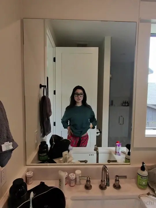 Lucy Mochi Takes A Cock After Masturbating - ePornLeak