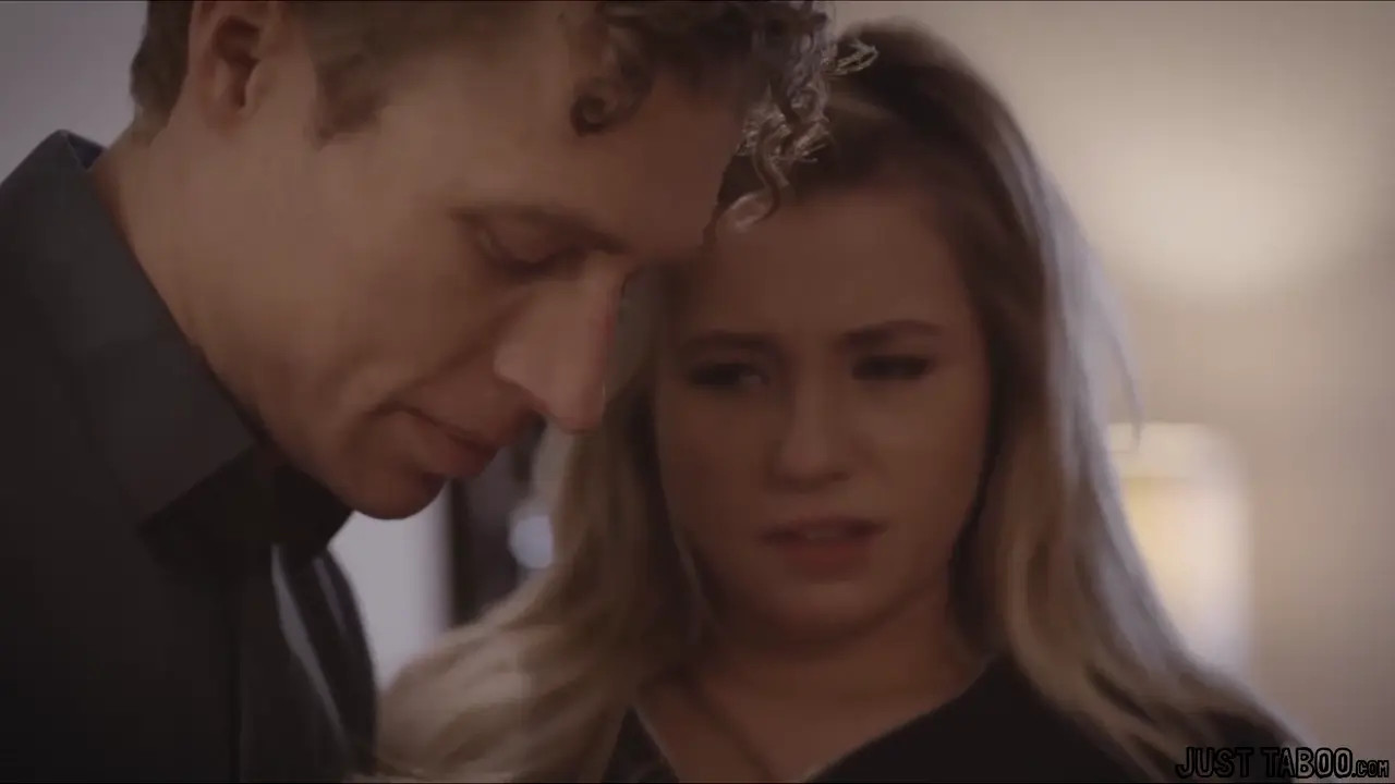 Carolina Sweets Loses Her Virginity - ePornLeak