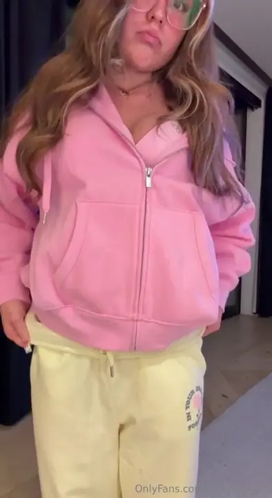 Piper Rockelle Strips And Shakes Her Ass On The Bed - ePornLeak