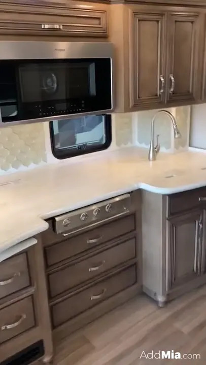 Mia Melano Licks BrincessJaz's Shaved Pussy