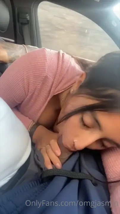OMGJasmin Sucks Her BF While He's Driving