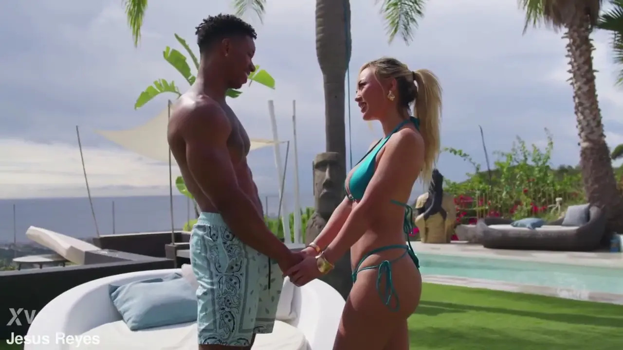 Thick Kazumi Satisfies A BBC By The Poolside - ePornLeak