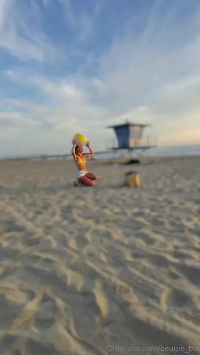 Bougie_Bb Penetrates Herself With Enormous Dildo