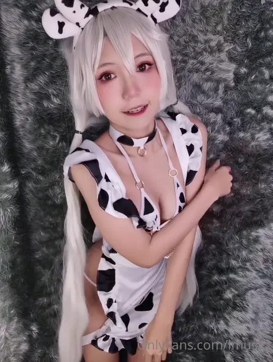 Cow Girl Lmusicl Pumps Her Pussy With A Dildo