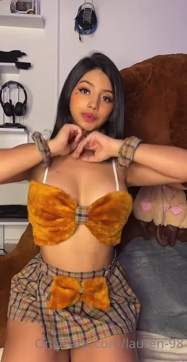 Lauren 98 Stuffs Her Asshole With Her Toy