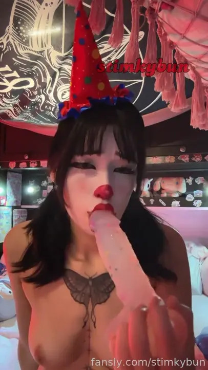 Clown Stimkybun Gives Sloppy Head To A Dildo - ePornLeak