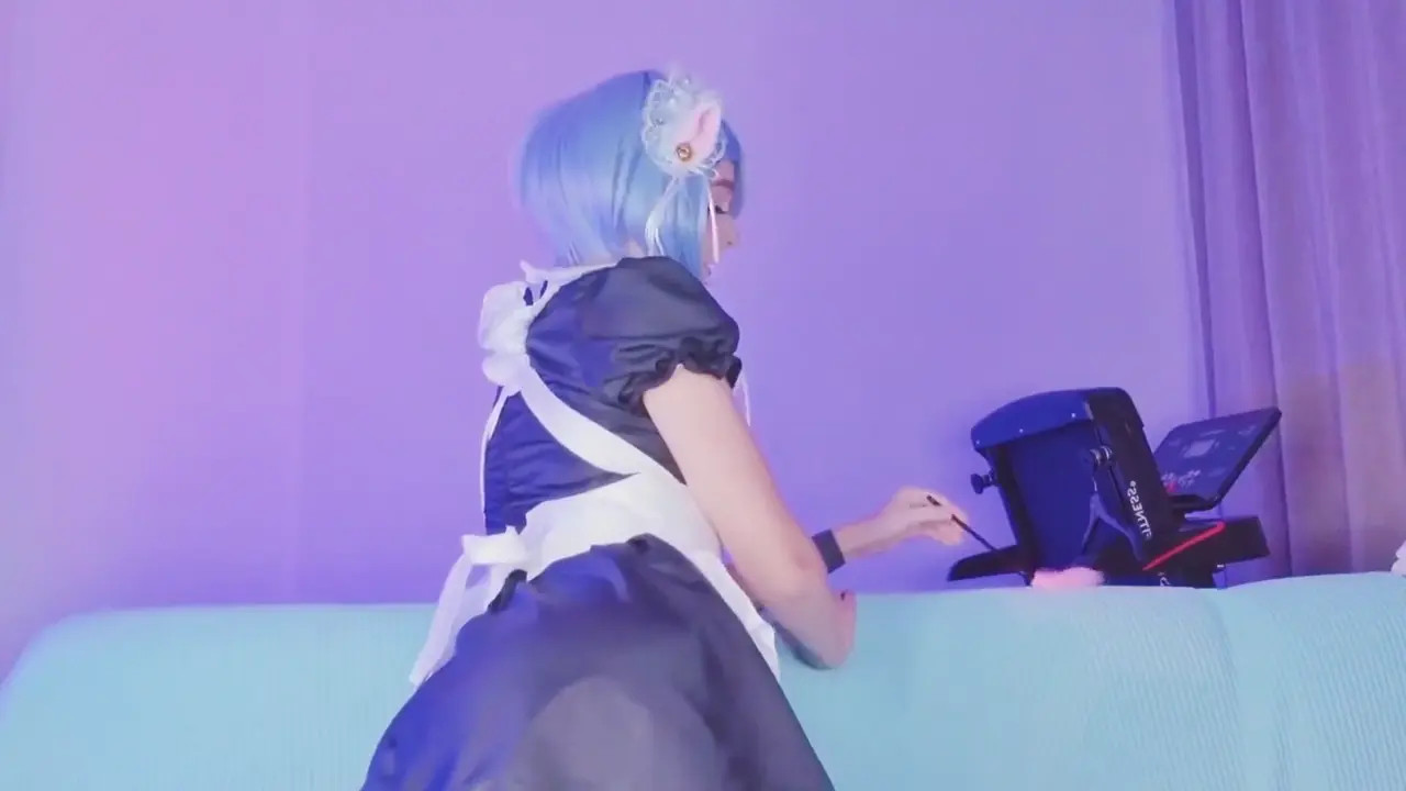 Lusty Maid Lolidream Stuffs Her Tight Holes - ePornLeak