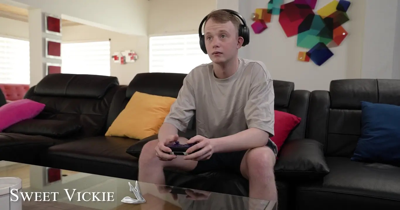 Sweetvickie Seduces Her Son's Friend - ePornLeak