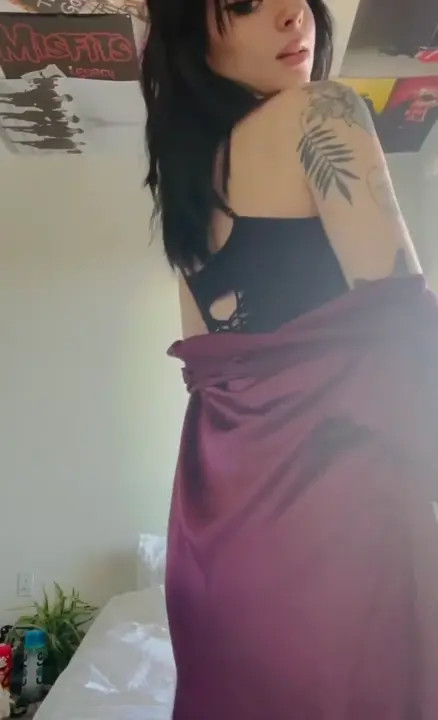 Steamy Cinna Noe Strips and Spreads in New HD Leak  