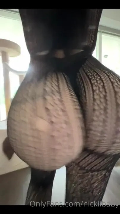 Nickiibaby Twerks Her Ass All Over The House - ePornLeak