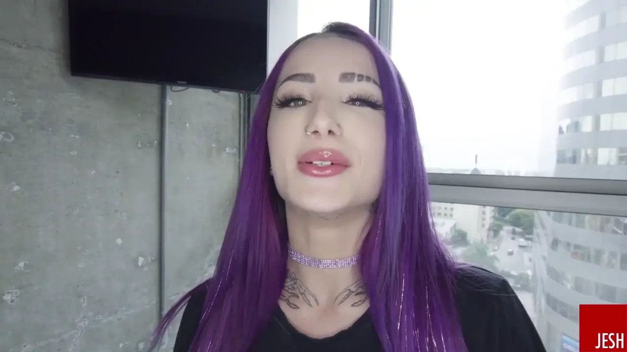 Valerica Steele Blows Jesh's Cock Up Close