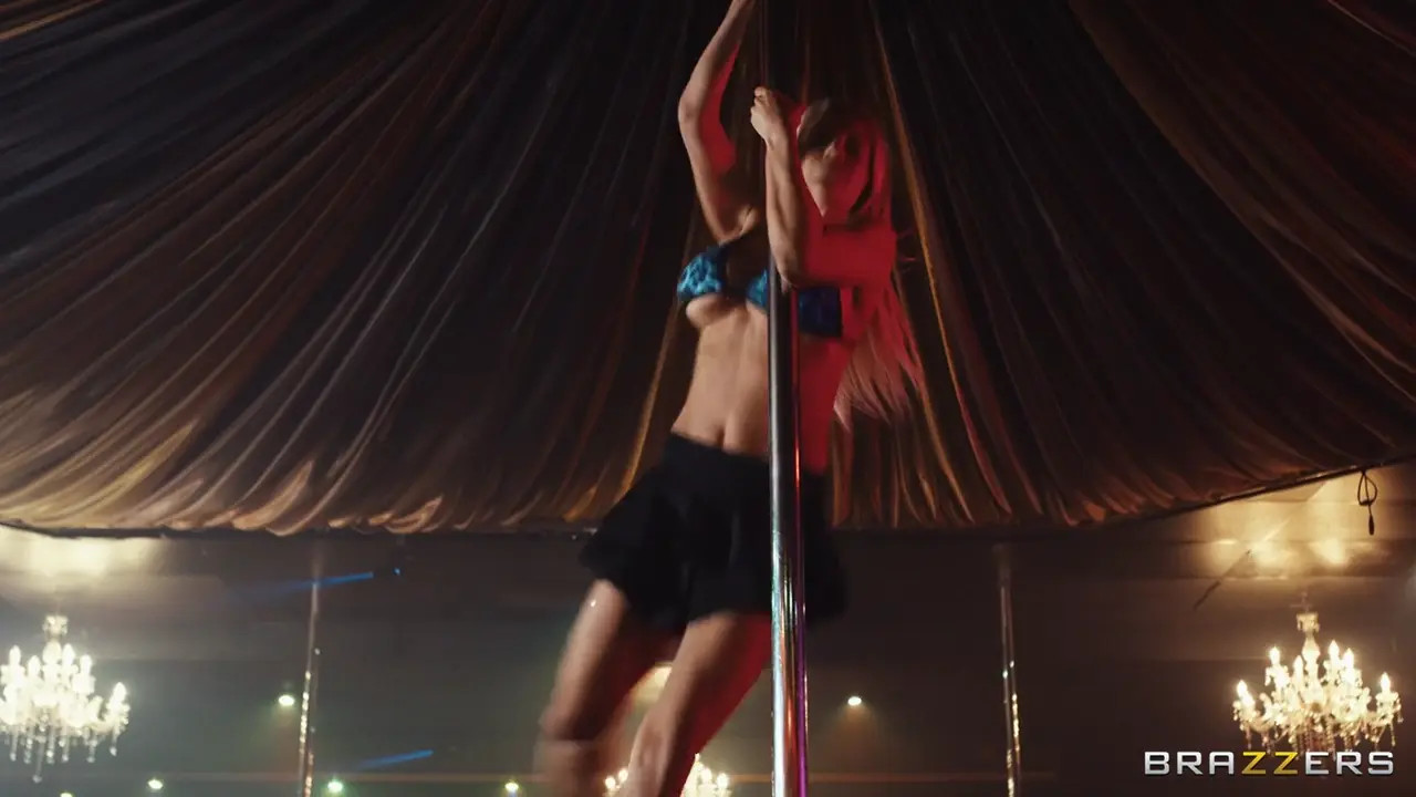 Yasmina Khan Satisfies Two Dicks At The Club