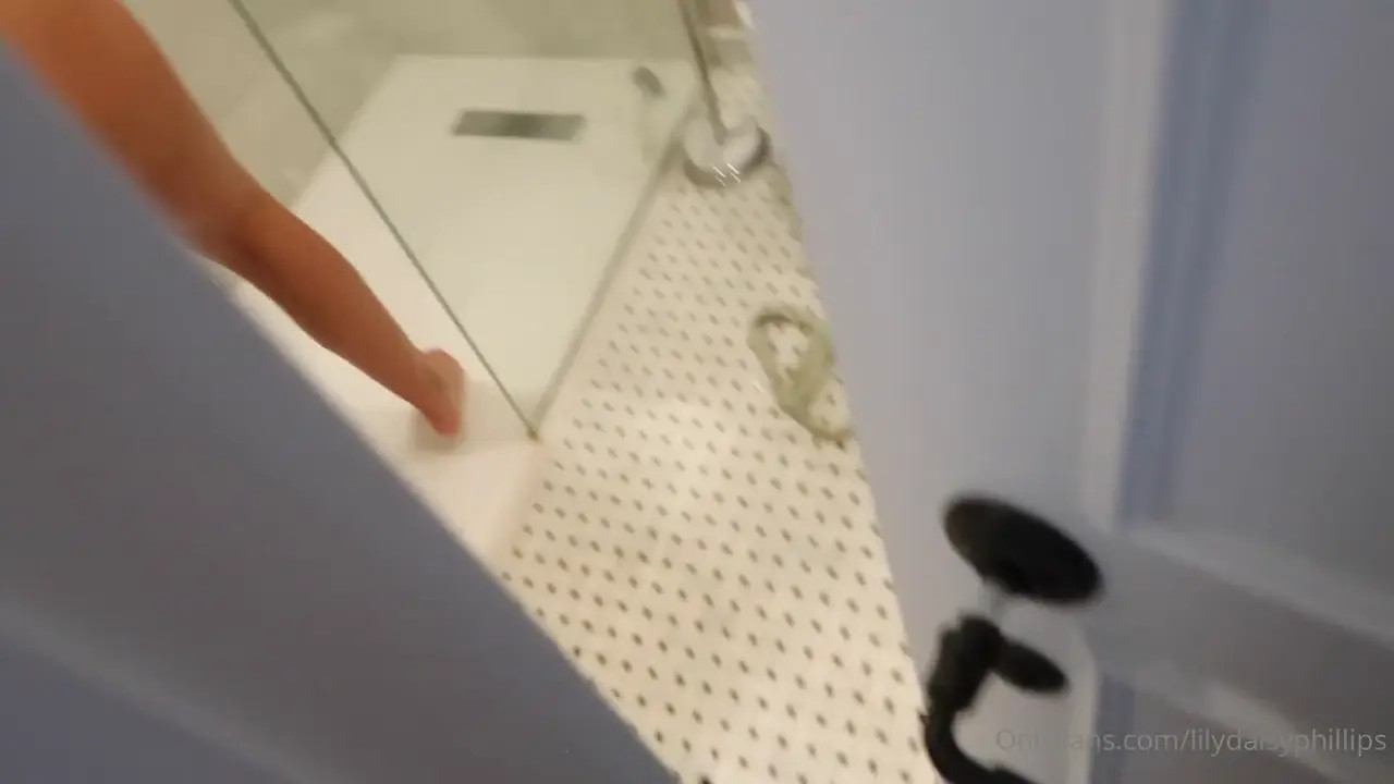 Lillian Phillips Is Spied On While Bathing - ePornLeak