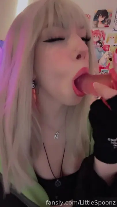 LittleSpoonz Pumps A Dildo Into Her Pussy