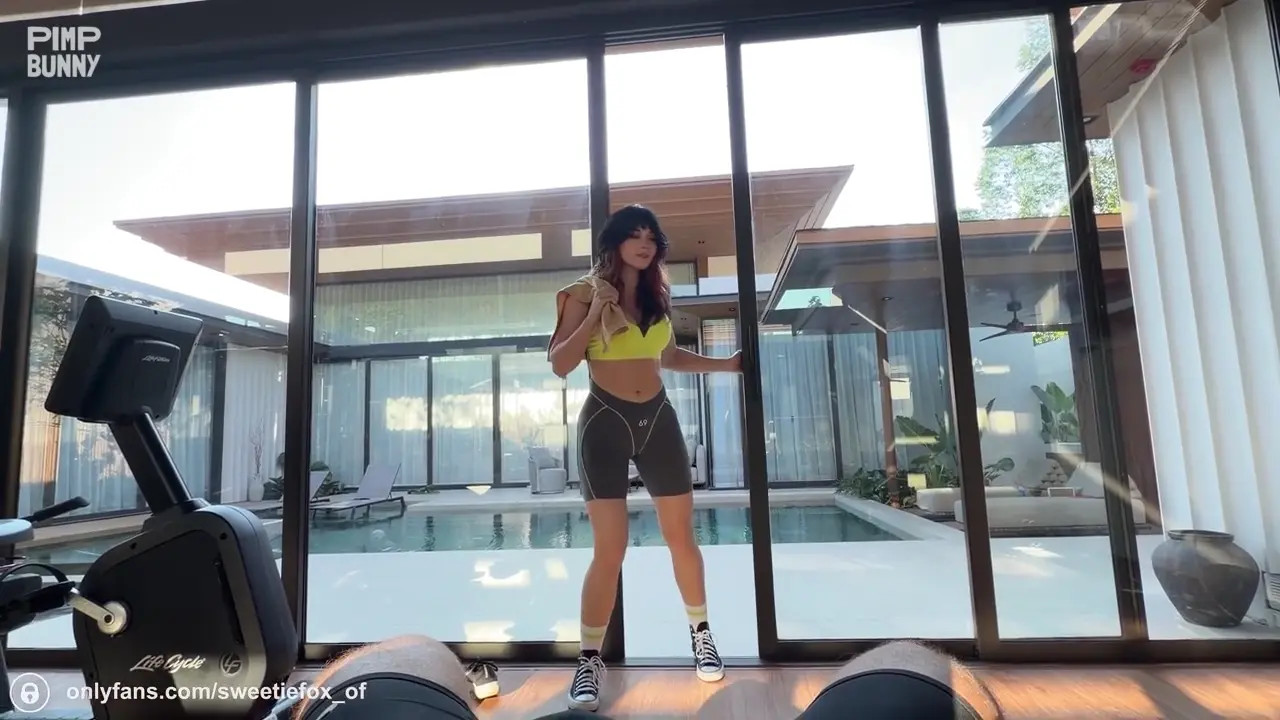 Fitness Sport Girl Was Roughly Fucked In The Gym By Beginner
