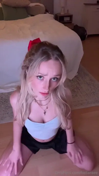 Bellaraee Sucks Her Dildo Like A Lollipop
