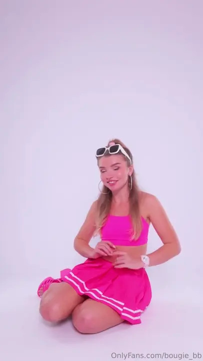 Bougie_Bb Mastubates Using Her Pink Toys