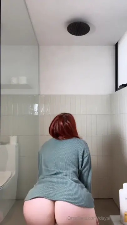 Dayanadiazu Flaunts Her Curves While Bathing