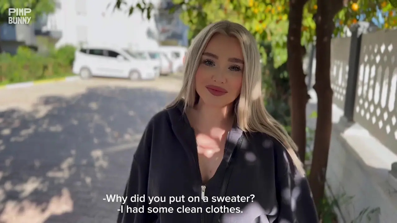 Showed Her Tits And Pussy On The Street On A Date