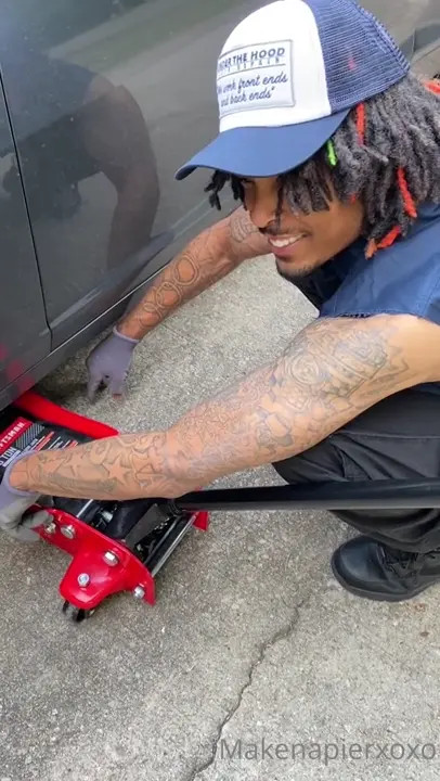 Makenapierxoxo Takes And Sucks The Mechanic's Cock