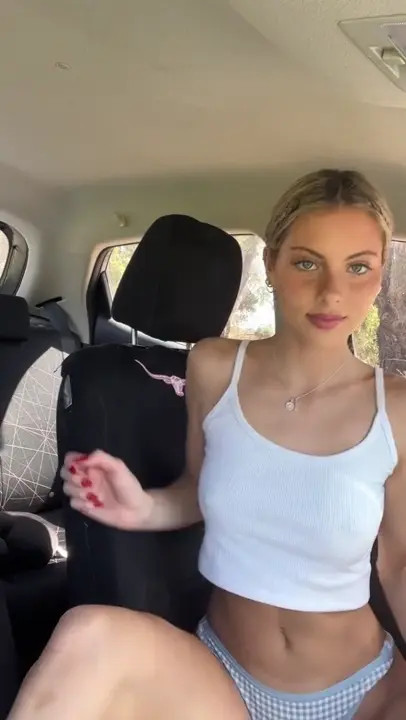 Mia Smith Strips And Masturbates In The Car