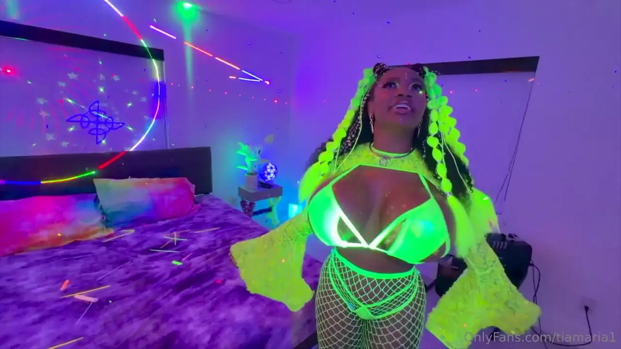 Big Boobed TiaMaria Gets A Facial By A BWC