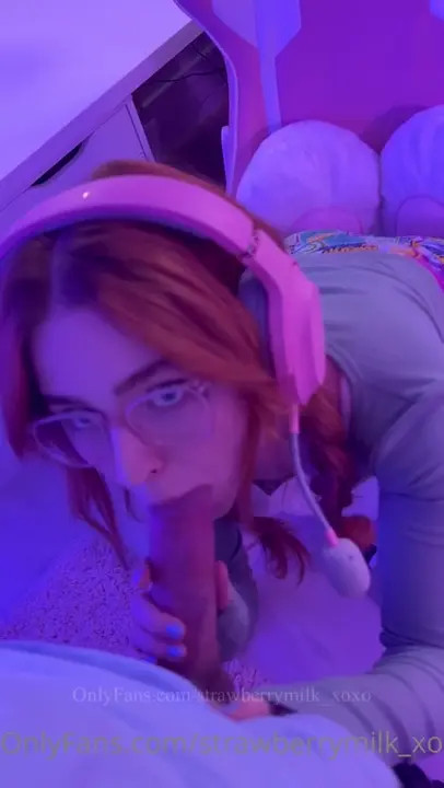 Strawberrymilk_xoxo Gets Fucked In Her Gamer Setup