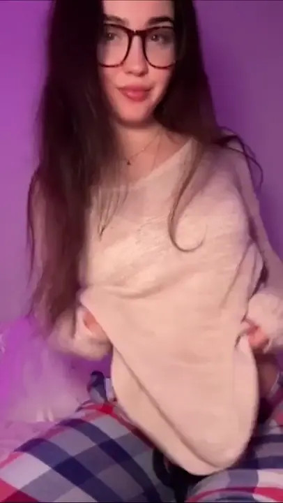 Jocelyynn Masturbates Using Her Fingers