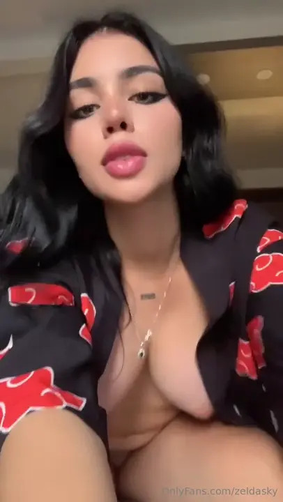 Sarah Montufar Plays With Her Pussy With A Vibrator