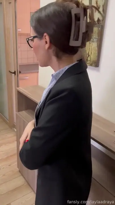 Realtor Laylaadraya Sucks Her Client's Cock