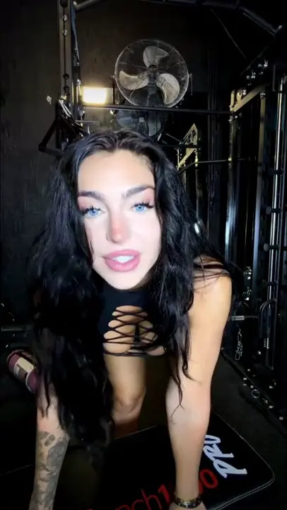 Emjayplays Masturbates On Her Live Stream