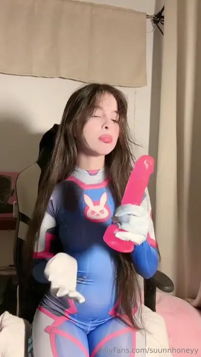 D.Va Girl Suunnhoneyy Squirts On Huge Dildo