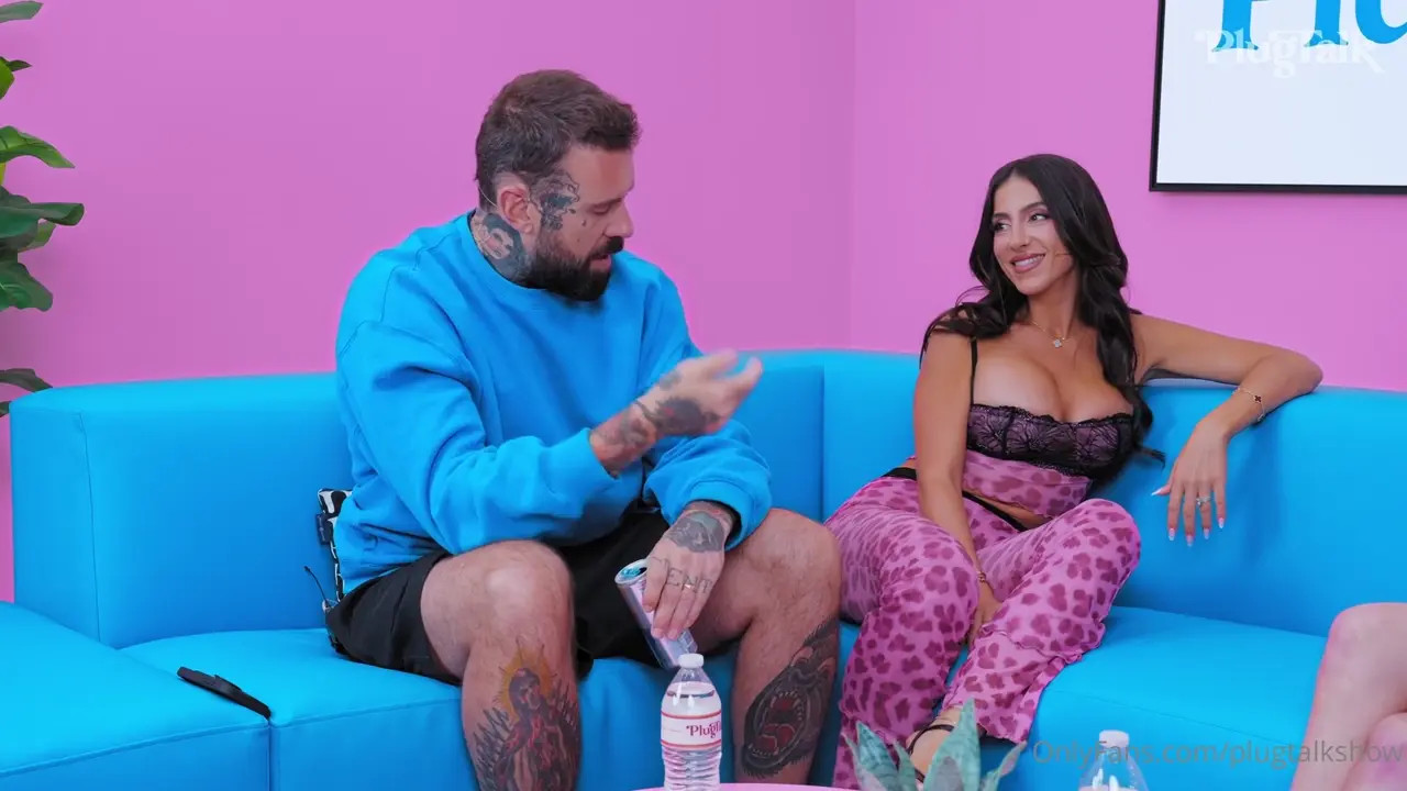 Violetvossxo & Lena The Plug's FFM Threesome