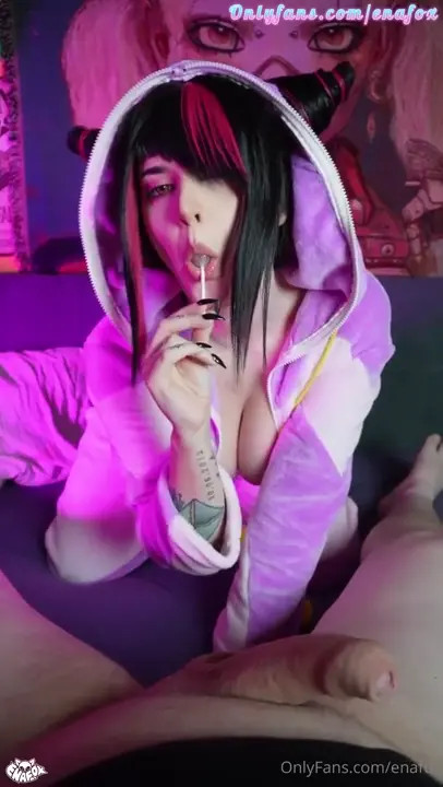 Enafox Gives A Footjob And Rides Dick In A Juri Han Cosplay