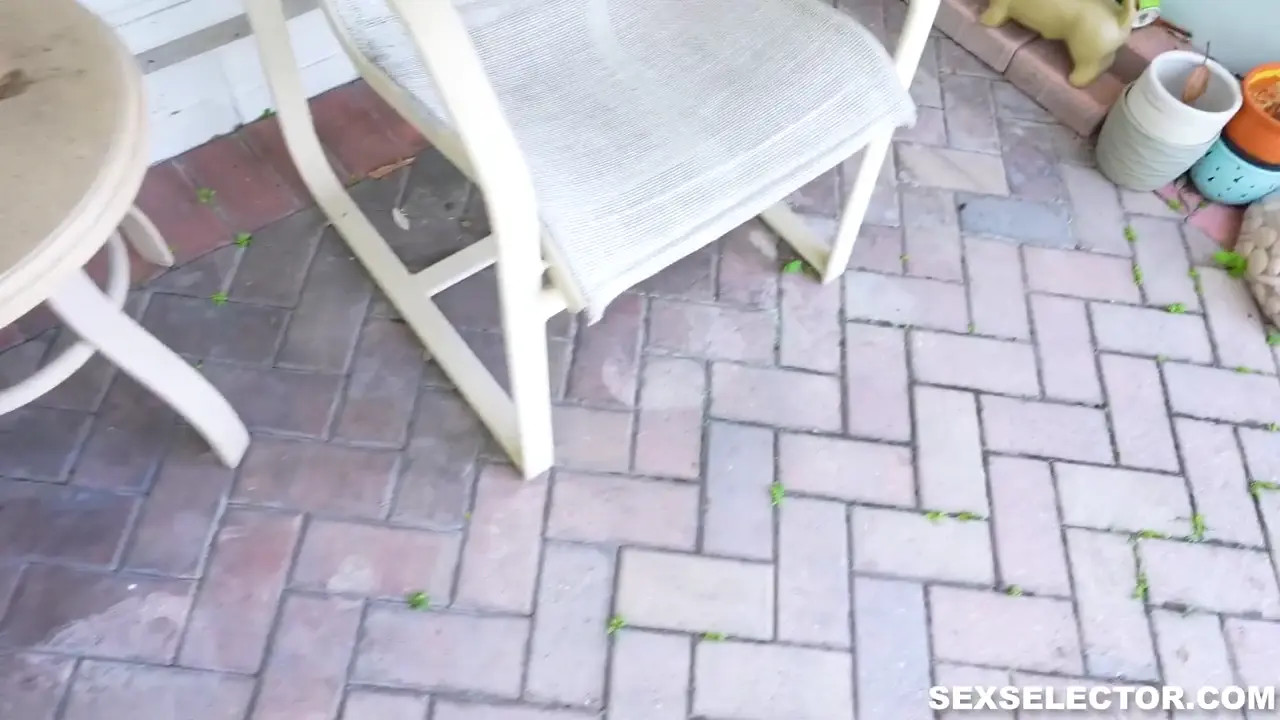Asteria Jade Fucks Delivery Driver & Gets Huge Facial