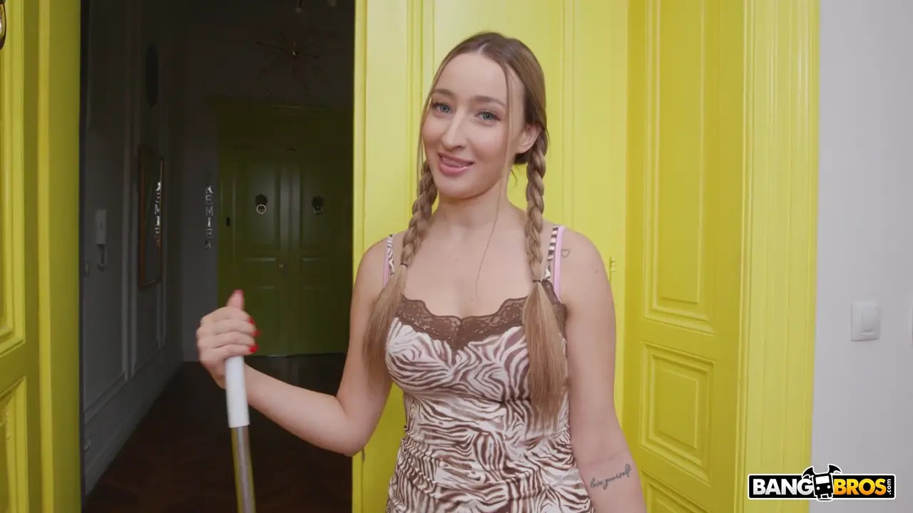 Maid IAmLulaaaBlonde Enjoys A BBC Ride After Cleaning