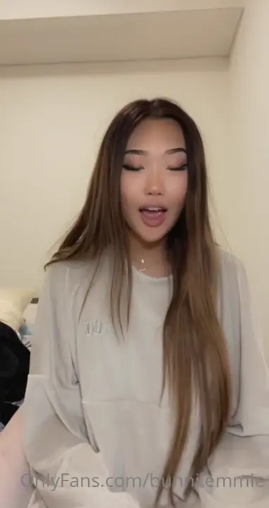 Bunni Emmie Gives JOI While Fucking Her Dildo