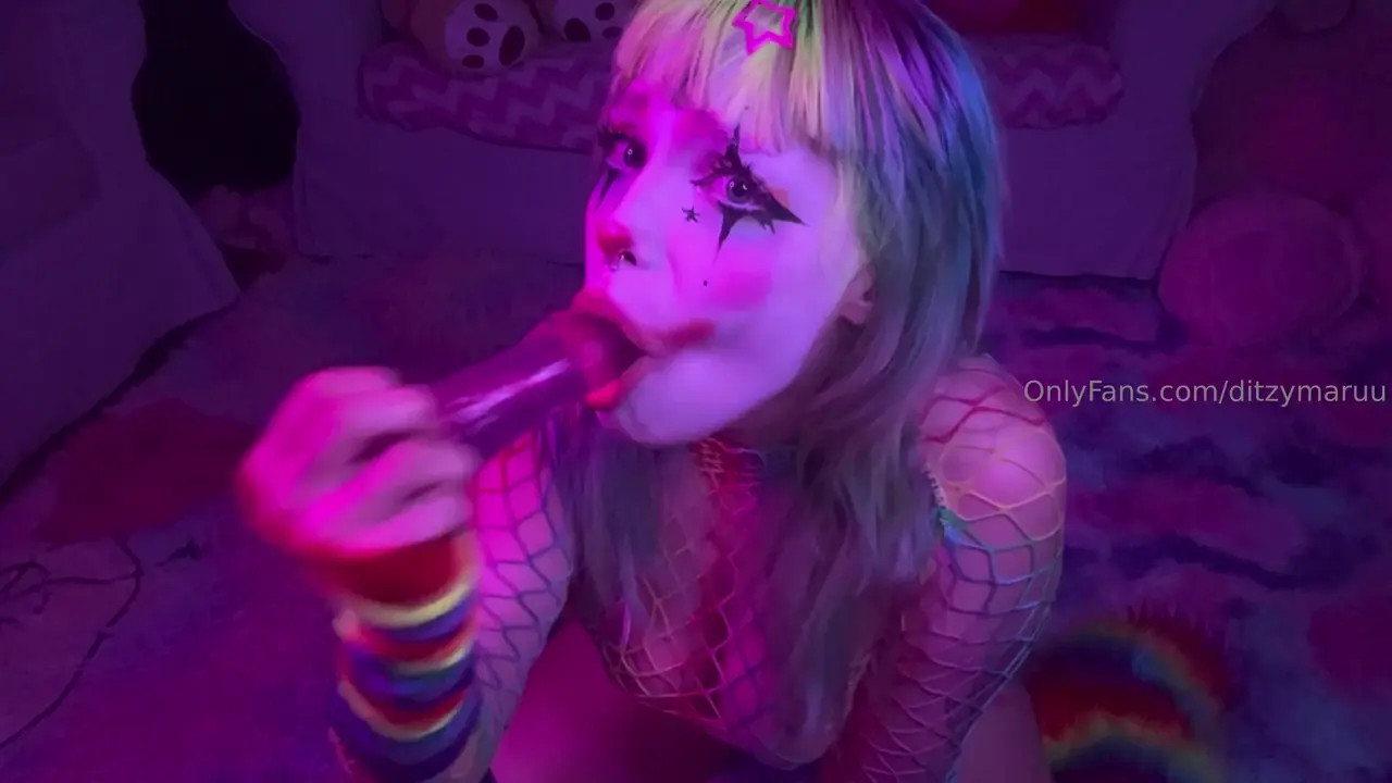 Clown Girl DitzyMaruu Deepthroats And Rides An Enormous Dildo