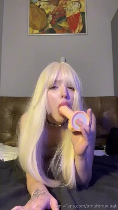 Luna Blows & Rides Her New Dildo