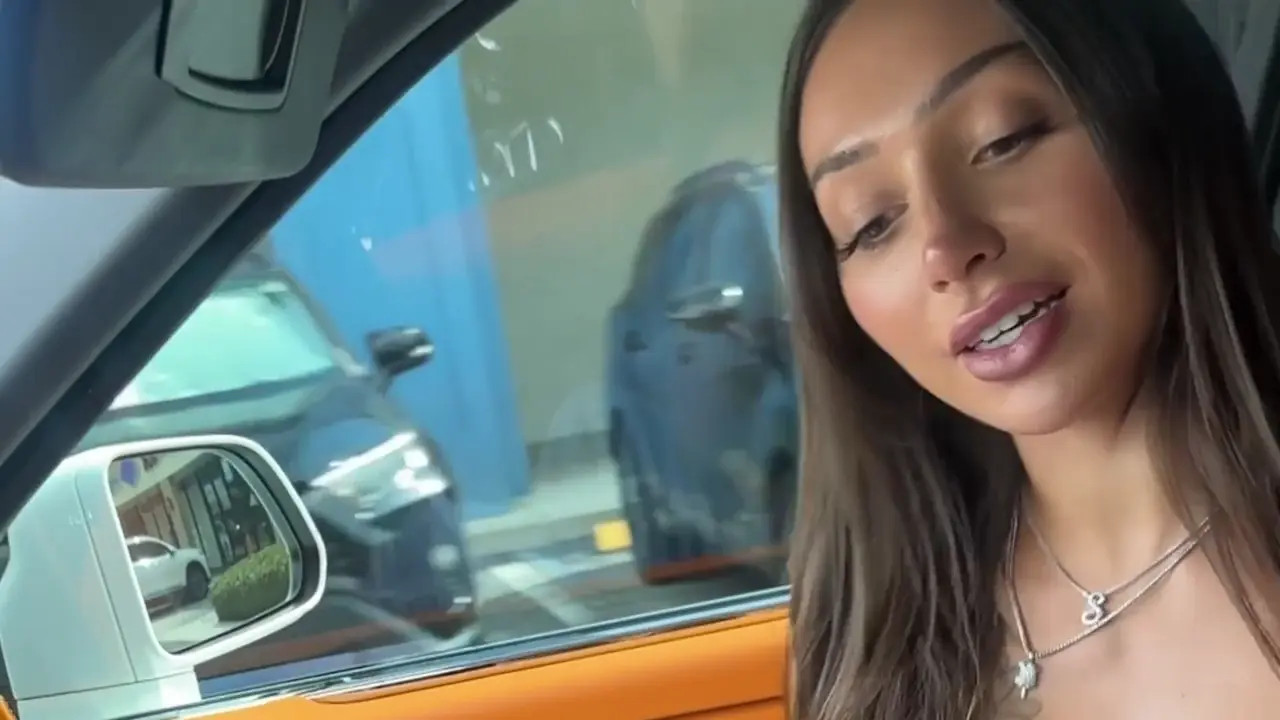 Sisi Rose Enjoys Teddy Tarantino's Cock In The Car