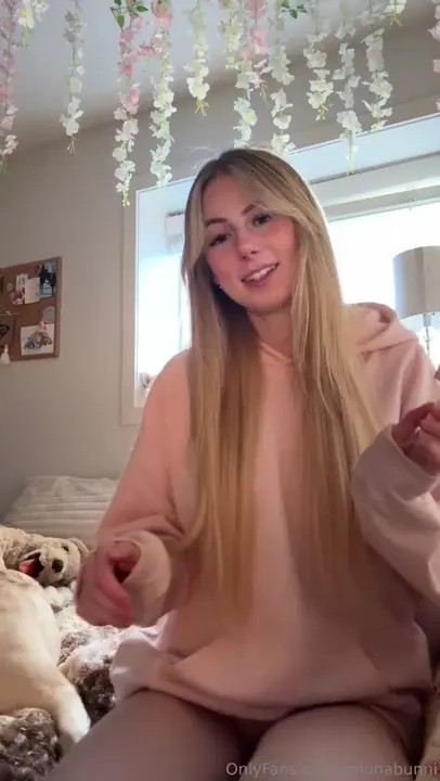 XOLunaBunni Uses Vibrator For Pleasure
