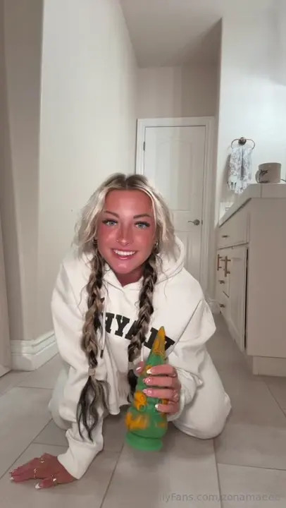 Zonamaeee Rides Her Tentacle Dildo Until Climax