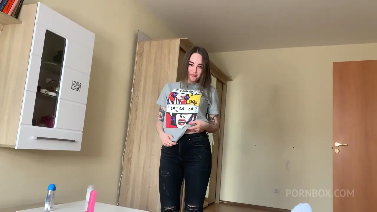 Pretty Mary Has Passionate Sex On The Couch