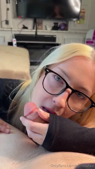 Aprilbanxx Gives Head & Receives A Facial