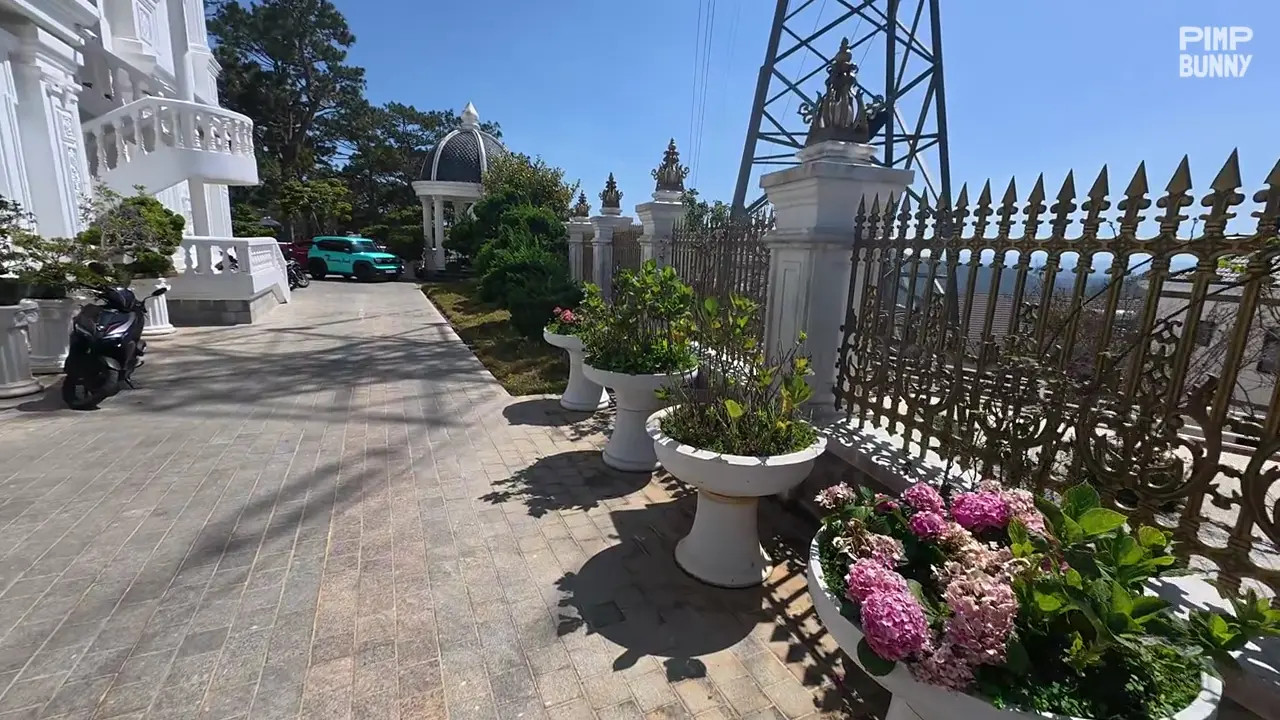 Amina Takasaki Receives Deep Anal Sex In The Castle Bedroom