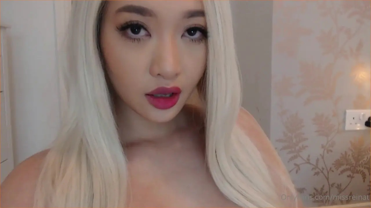 Missreinat Oils Up And Masturbates Her Hairy Pussy