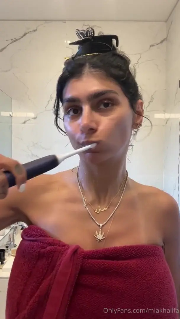 Mia Khalifa Changing Clothes Video Leaked